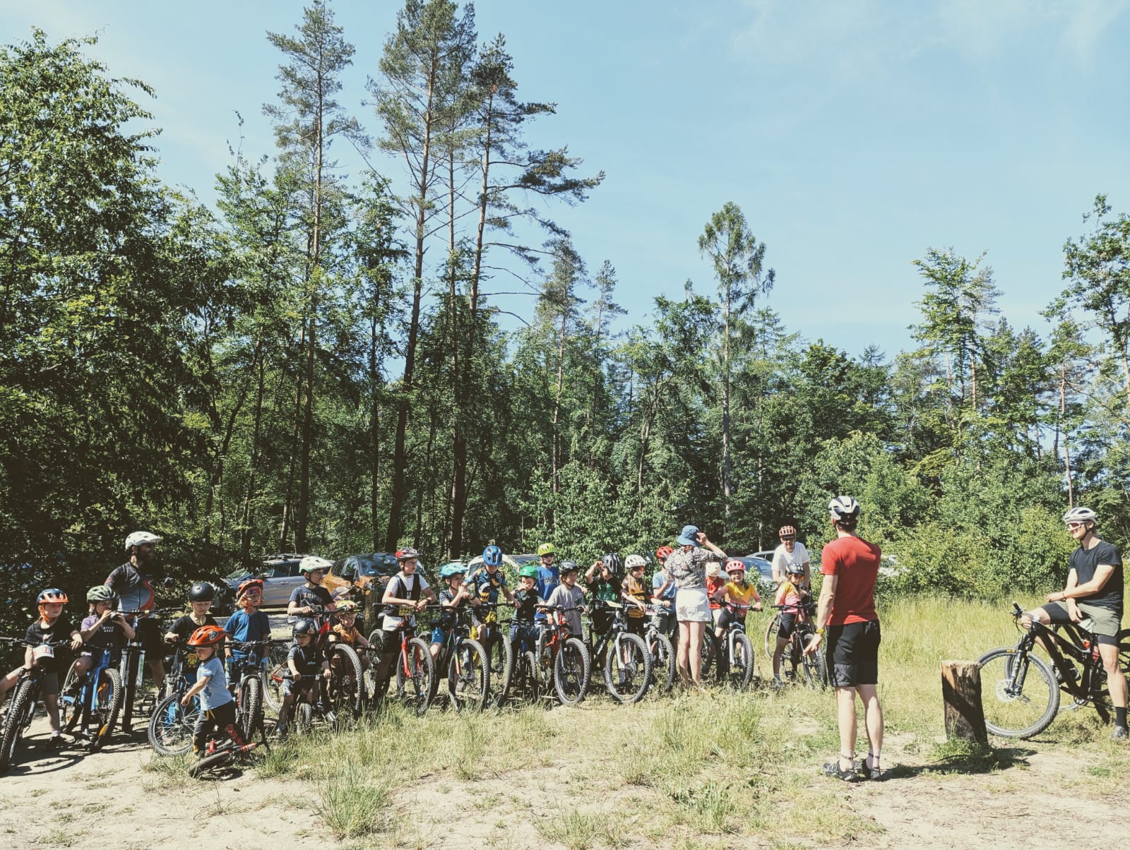 Dzieci podczas treningu rowerowego
